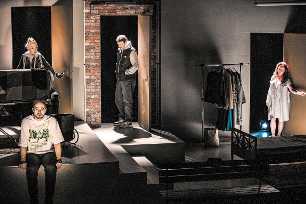 Трагикомический супергерой: в театре драмы разговаривают со зрителем сегодняшним языком 