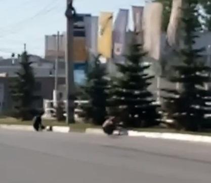 Рабочие-невидимки красят бордюры в Самаре