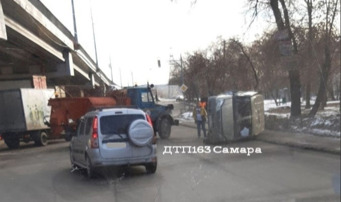 В Самаре 23 ноября под Южным мостом произошло ДТП с перевертышем