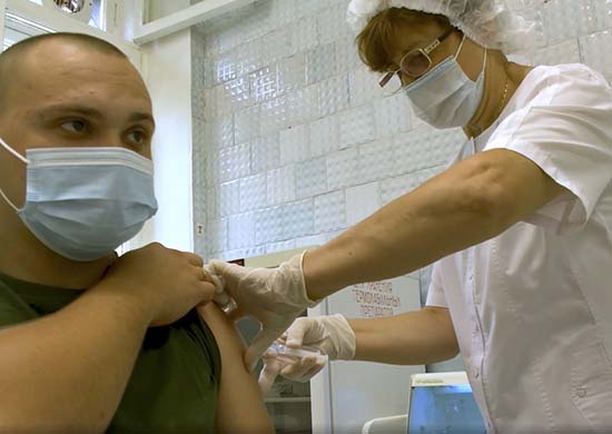 Военных ЦВО начали ревакцинировать от коронавируса