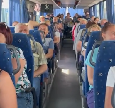 Туристы из Самары застряли на пути к Черному морю из-за сломанного автобуса