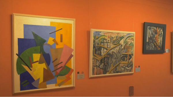 Модельным библиотекам губернии подарили эксклюзивный каталог с полотнами авангардистов