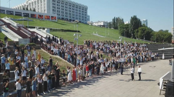 Самарцы на площади Славы исполнили песню "Аист на крыше"