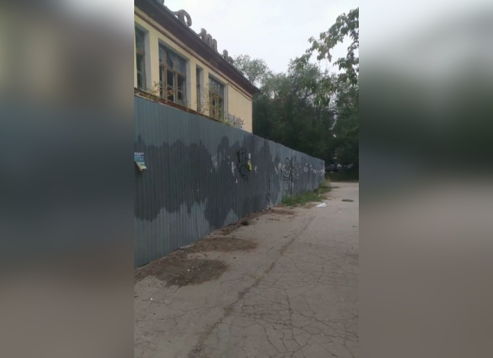 В Самаре здание бывшего кинотеатра "Юность" оградили забором