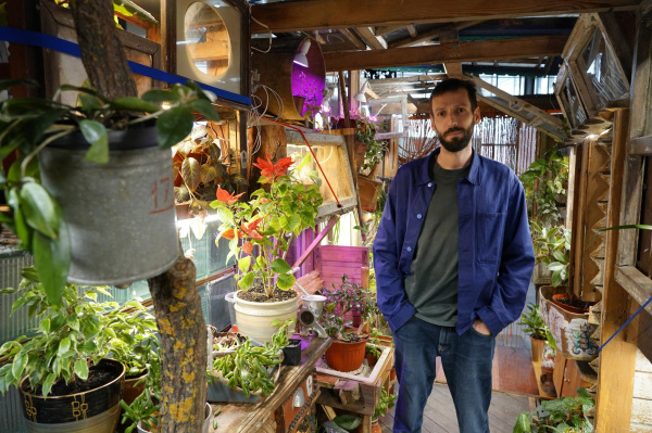 Старые вещи и новые растения: в музее имени Алабина открыли отель для растений