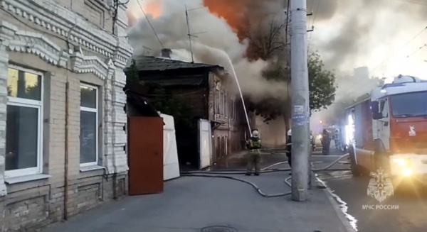 В историческом центре Самары 31 августа тушат три дома и надворные постройки