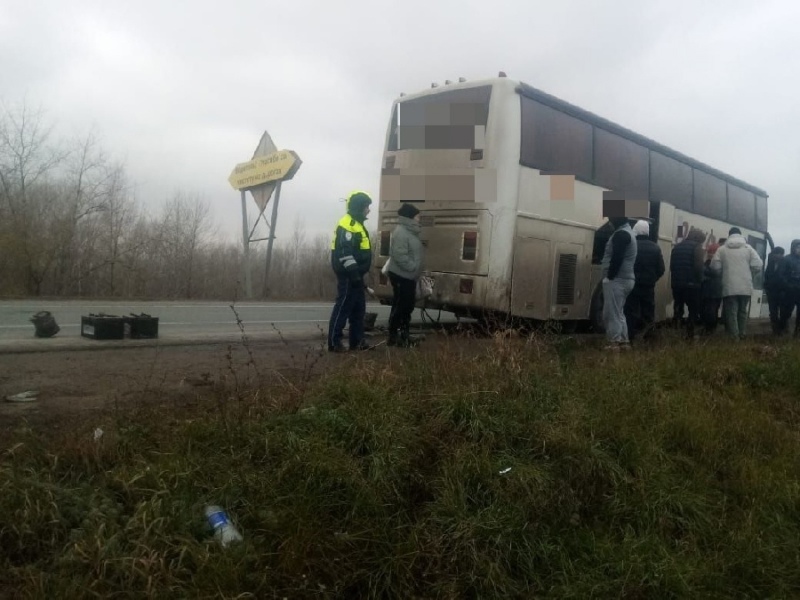 В Самарской области полицейские спасли замерзающих на трассе пассажиров междугороднего автобуса 