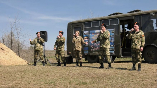 Ансамбль "Волжские казаки" выступает для бойцов в зоне проведения спецоперации
