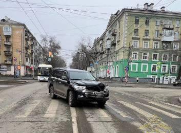 В Самаре легковушку выбросило на тротуар в 21-летнюю девушку