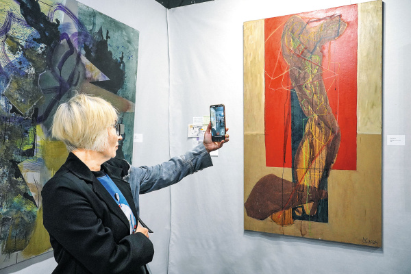 Биография через абстракцию: в Самаре представили выставку-дневник художника Дениса Кулебакина