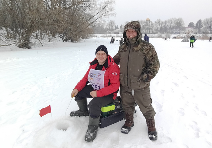 Любители подледного лова соревновались в Пестравке 