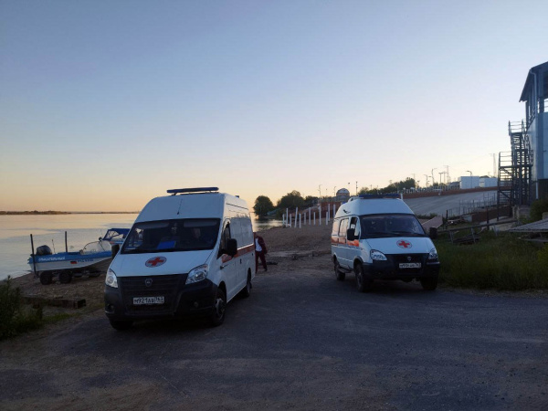 В Самарской области катер с детьми врезался в препятствие под водой