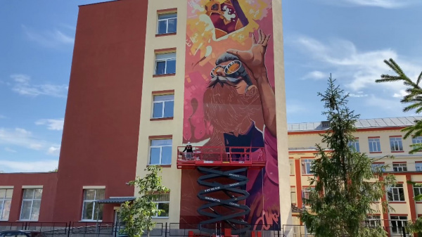Самарский стрит-арт-художник рассказал о создании мурала "Открытие возможностей"