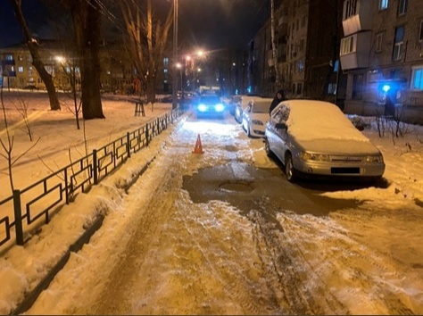 В самарском дворе 76-летняя женщина попала под колеса иномарки