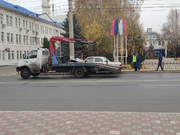 В Тольятти "Волга" на скорости влетела в столб 