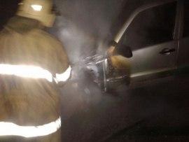В Тольятти ночью шестеро пожарных тушили автомобиль