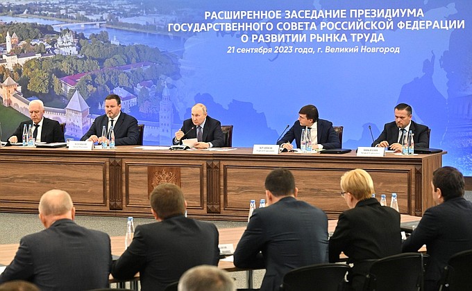 Дмитрий Азаров принял участие в заседании президиума Госсовета по развитию рынка труда