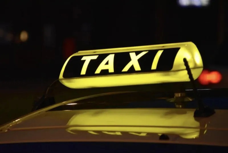 Самарский губернатор Дмитрий Азаров предложил замещать автопарк такси отечественными автомобилями