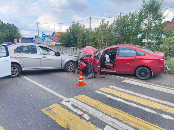 В Самарской области столкнулись три легковушки, пострадали 5 человек