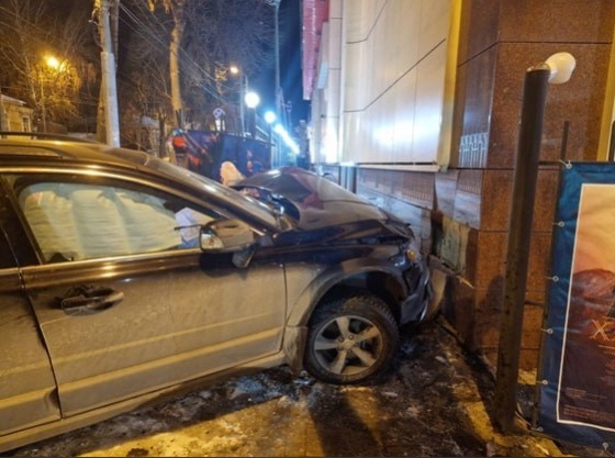 В Самаре 22-летний водитель внедорожника "Вольво" врезался в стену театра "СамАрт"