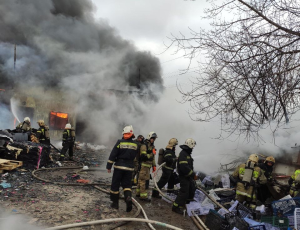 Площадь горящего ангара на проспекте Кирова в Самаре выросла до 200 квадратов