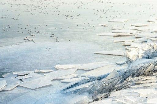 Прохожие спасли провалившегося под лед мальчика