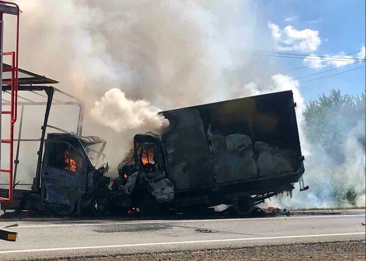 Двое водителей сгорели после столкновения грузовых "газелей" на трассе в Самарской области