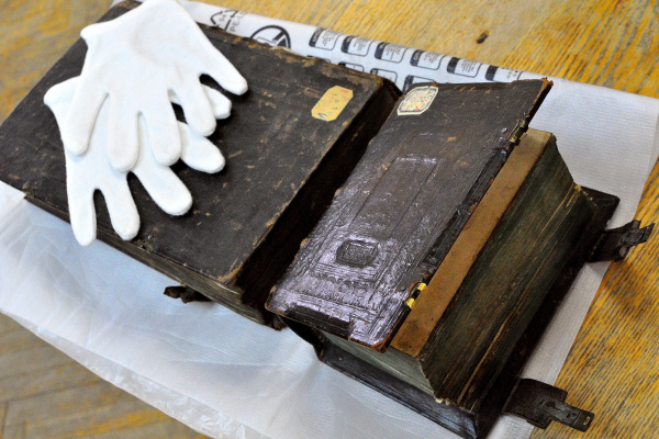 В Самарской областной научной библиотеке оцифруют более ста уникальных книжных памятников