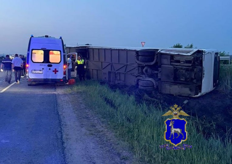 На трассе в Самарской области перевернулся автобус с пассажирами