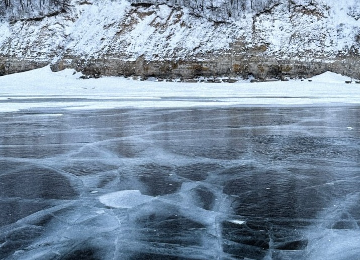 Самарцев предупреждают: тонкий лед несет опасность