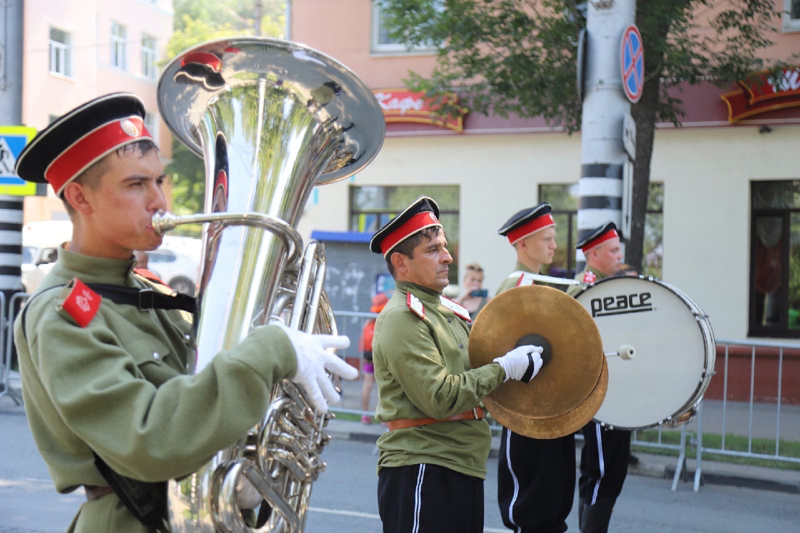 Шарабан мой американка. Марш парад 20 лет. Детский марш парад Курск. Духовой марш парад Ставрополь 2012 год. Фото оркестр парад 2021.