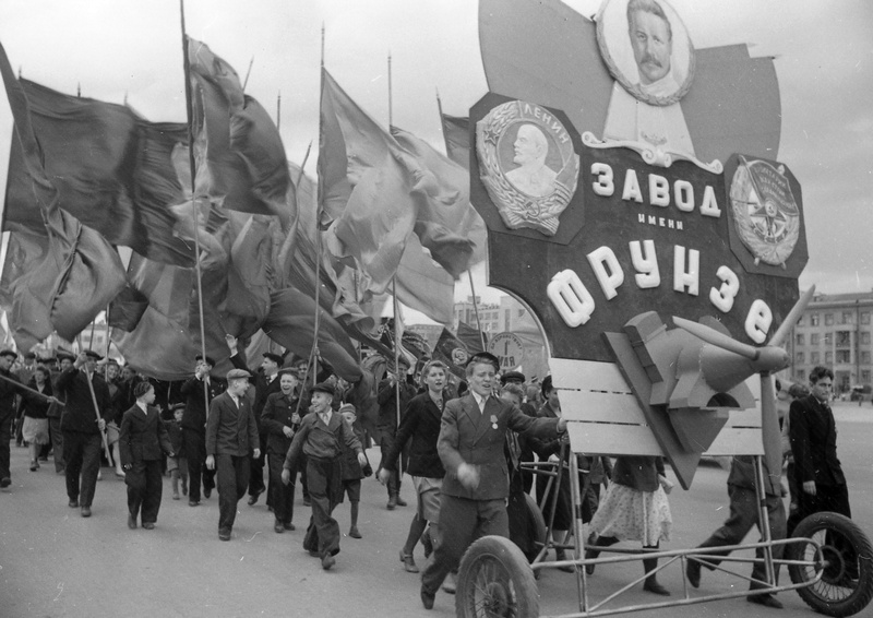 Май 1977 год. Вильнюс 1947. Куйбышев демонстрация 1 мая. 1 Мая 1947. Первомайская демонстрация в СССР Г. Куйбышева.