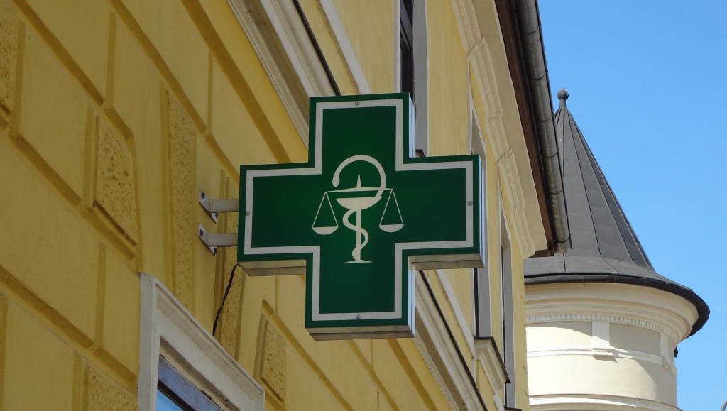 logo-pharmacy-3215049_1920.jpg