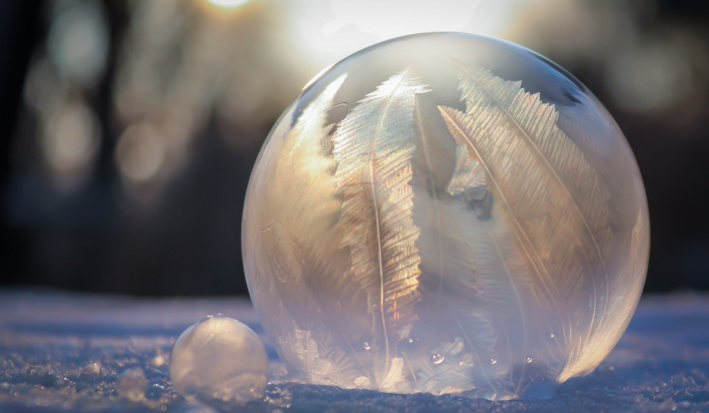 frozen-bubble-4703446_1920.jpg