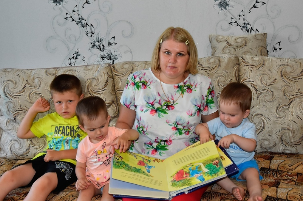 Многодетные семьи в 2024 году спб. Многодетная семья. Многодетные семьи Самарской области. Жилье многодетным. Семейный региональный капитал для многодетных.