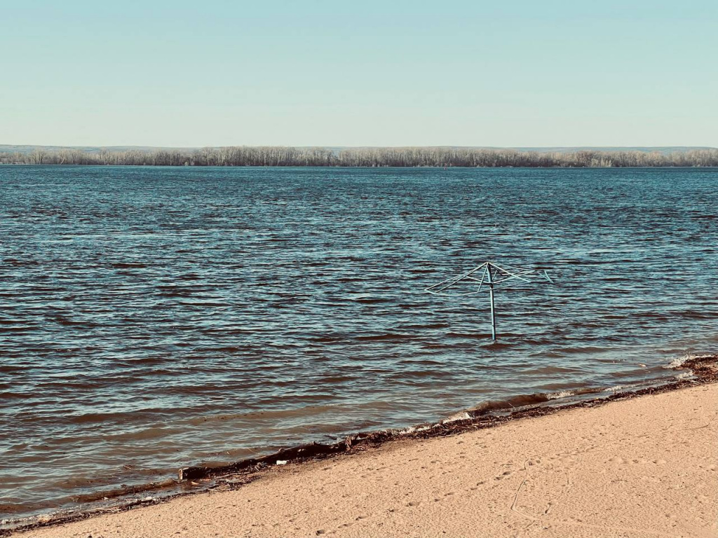 Уровень воды в волге бугорок 2023. Волга пляж. Волга река. Пляж в Самаре на Волге. Волга вода.