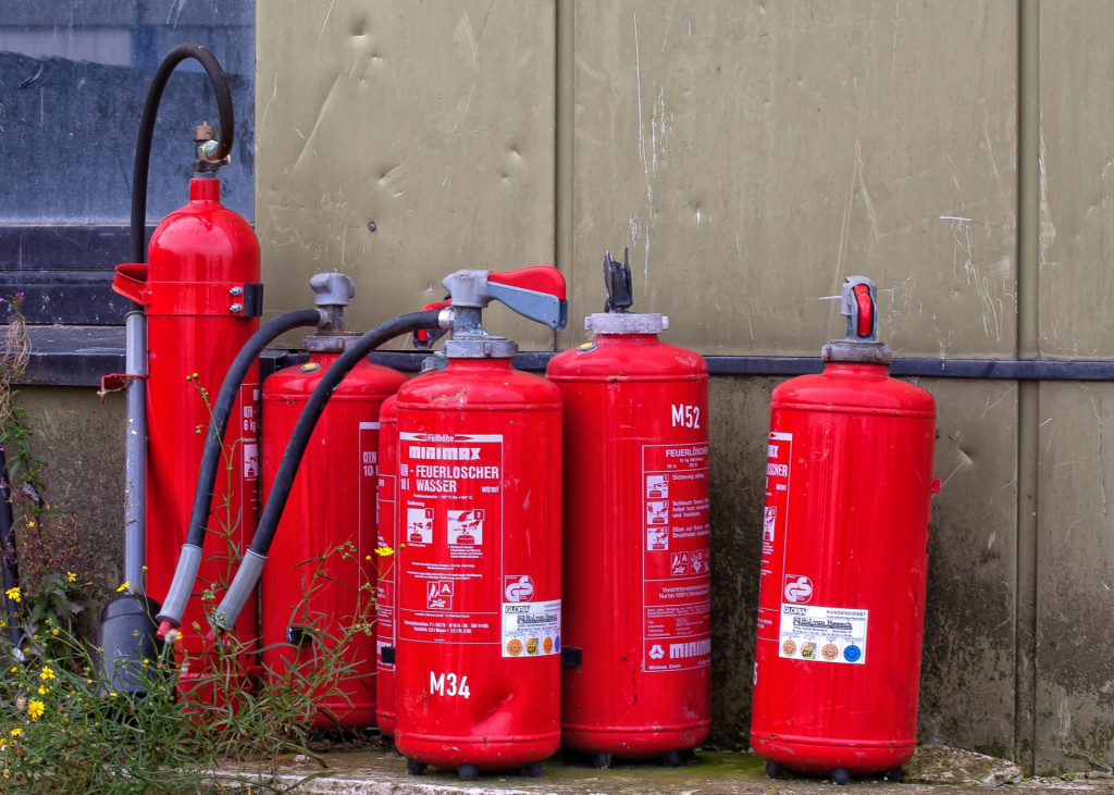 fire-extinguisher-970162_1920.jpg