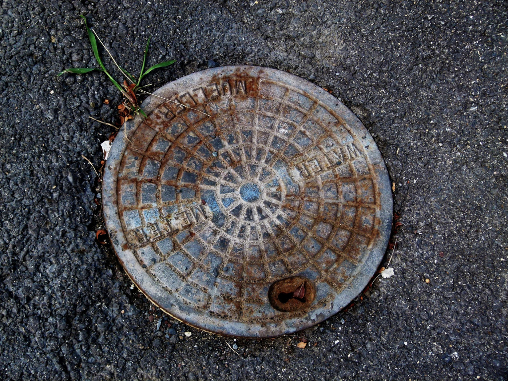 manhole-cover-2723518_1920.jpg