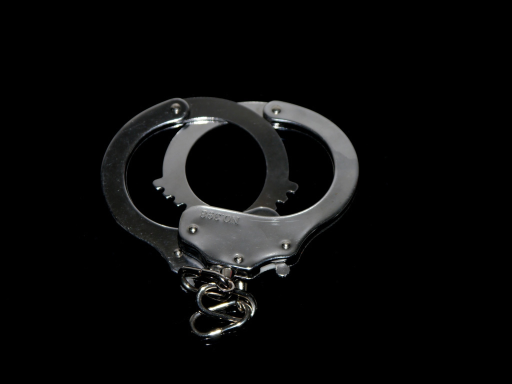 handcuffs-1078871_1920.jpg