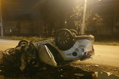 В Самаре вечером 2 ноября Ford Focus врезался в столб и перевернулся на крышу