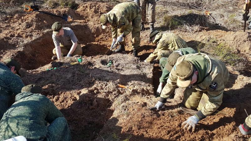 Поисковики из самарского патриотического клуба "Сокол" нашли останки бойца во Ржеве