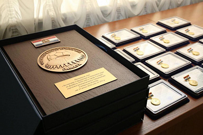 Дмитрий Азаров вручил медали отличившимся во время ЧМ-2018 полицейским