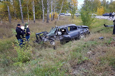 КамАЗ и легковушка улетели в кювет после столкновения на трассе в Самарской области