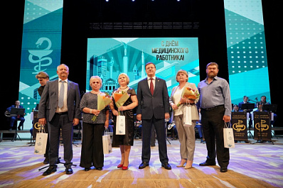 Дмитрий Азаров вручил медикам награды