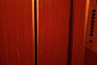 На Урале женщина пострадала из-за резкой остановки лифта