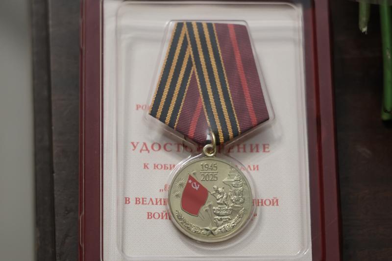 Губернатор Вячеслав Федорищев передал ветерану Великой Отечественной войны награду в честь 80-летия Победы