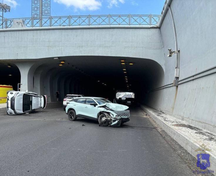 В Самаре 15 июля в тоннеле на Московском шоссе столкнулись два китайских кроссовера