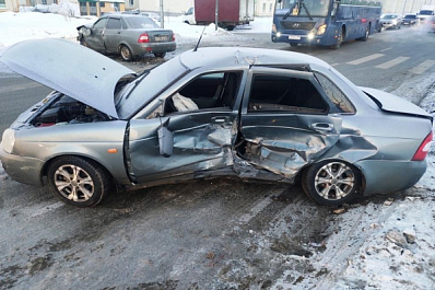 В Самаре на ул. Мира столкнулись две Lada Priora, пострадали оба водителя