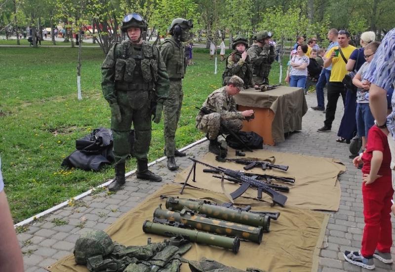 В парке Гагарина самарцам показали военное оружие и экипировку