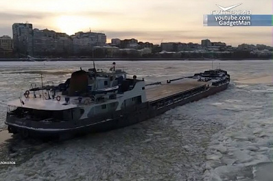 Паром Окский-35 по сведениям речпорта во льдах не застрял